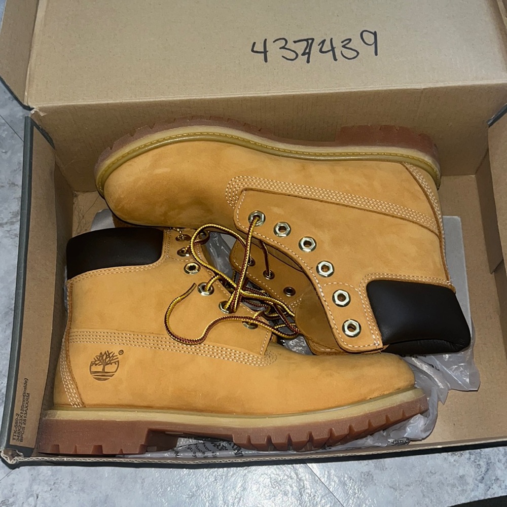 BRAND NEW CLASSIC TIMBS